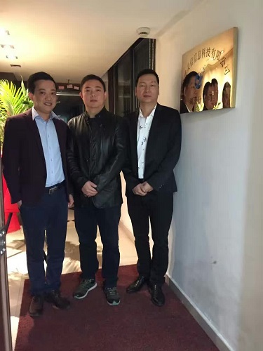 公司總經(jīng)理周建華、湖南分公司總經(jīng)理劉靜波、分公司副總潘智輝為分公司成立揭牌