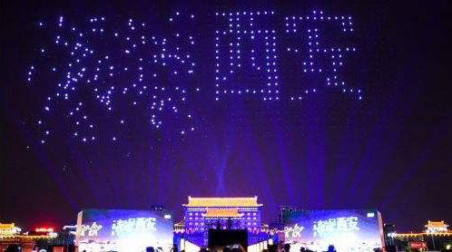西安無人機(jī)燈光秀表演失誤，或是信號(hào)干擾無人機(jī)所致